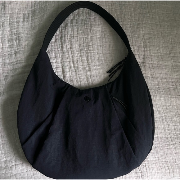 Lululemon pleated shoulder bag 10L - Picture 1 of 6